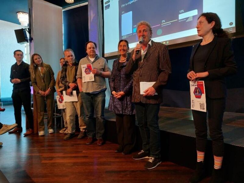 Uitreiking United Through Poetry op het podium